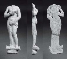 STE-4344 - Statuette : VénusplombVénus sous différentes formes, généralement montrée sortant des flots et dans une pose pudique; figurines très plates, parfois posées sur un socle.