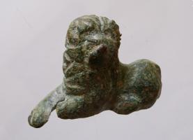 STE-4436 - Statuette zoomorphe : lionbronzeLion couché, en fonte massive, plat en-dessous, les pattes allongées devant lui et regardant familièrement sur le côté; une épaisse crinière est indiquée sur la tête et le cou par une série de mèches.