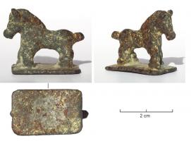 STE-9012 - Statuette zoomorphe : chevalplombFigurine représentant en ronde-bosse un cheval de petite taille, les pattes posées sur une plaque rectangulaire coulée avec l'objet.