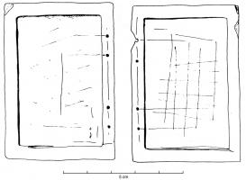 TBT-4002 - Tablette (tabella cerata)osPage de tablette rectangulaire, avec une feuillure et une zone centrale en dépression, des deux côtés (sauf pour les pages terminales du codex); d'un côté, perforations souvent regroupées deux à deux, pour l'articulation.