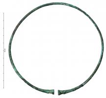 TRQ-3020 - Torque à tampons naissantsbronzeTorque constitué d'un jonc de section constante, dont les extrémités s'évasent pour former deux petits tampons coniques , pas de motifs décoratifs.