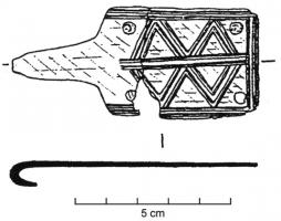 AGC-2001 - Agrafe de ceinturebronzeTPQ : -550 - TAQ : -500Agrafe de ceinture en forme de plaque rectangulaire, percée aux angles de 4 trous pour la fixation sur la ceinture, et prolongée par un crochet allongé ; décor d'incisions formant des motifs géométriques.