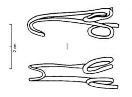 AGC-2013 - Agrafe de ceinturebronzeAgrafe filiforme constituée de deux branches aux extrémités repliées en boucles convergeant pour former un solide crochet.
