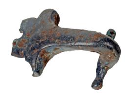 AGC-3031 - Agrafe de ceinture zoomorphebronzeTPQ : -260 - TAQ : -200Agrafe terminale d'une châine-ceinture féminine, constituée d'anneaux métallique; elle comprend un coprs en forme d'anneau, prolongé par un crochet zoomorphe, avec le museau replié vers l'intérieur.
