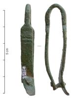 AGH-4016 - Agrafe de harnaisbronzeTPQ : 1 - TAQ : 400Agrafe de harnais dont les deux plaques sont de même module et comportant une perforation en partie finale.