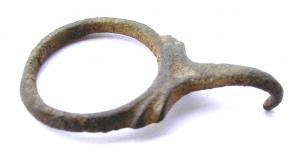 AGR-3001 - Crochet de ceinturebronzeCrochet (de ceinture ?) constitué d'un anneau mince, prolongé par un crochet allongé, avec des épaulements encochés.