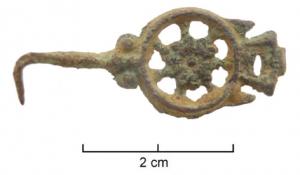 AGR-9219 - Demi-ceint : agrafebronzeAgrafe de col, moulée, à plaque circulaire ajourée, comportant d'un côté un crochet et à l'opposé une bélière trapzoïdale.