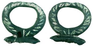 AJG-4009 - Anneau de jougbronzeSimple anneau posé sur une base, mais couvert d'un décor d'incisions obliques (incrustées d'argent ?)