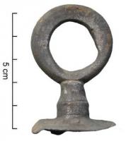 AJG-4018 - Anneau de jougbronze, ferRobuste anneau monté sur une tige formée d'une partie conique au-dessus d'un cylindre, le tout posé sur une collerette de même diamètre que l'anneau ; la tige et la collerette sont ornées de cercles incisés parallèles et concentriques ; en-dessous, tige verticale en fer, ou en bronze.