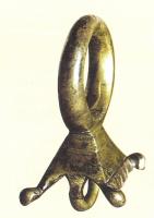 AJG-4028 - Anneau de jougbronzeAnneau de joug, posé sur un socle pyramidale, aux côtés rectilignes, avec 4 boules de protection aux angles; en dessous, robuste bélière coulée.
