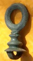 AJG-4044 - Anneau de jougbronzeAnneau de joug dont la tige est mourée en balustre; robuste anneau coulé en-dessous.
