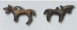 AML-3018 - Amulette : quadrupèdebronzeTPQ : -120 - TAQ : -50Figurine animale miniature (cheval, sanglier ou quadrupède indéterminé), avec un anneau de suspension coulé sur le dos.