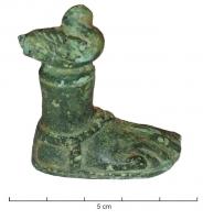 AML-4042 - Amulette : oiseau sur pied humainbronzeAmulette (?) associant un pied humain, chaussé, tranché au-dessu de la cheville, sur lequel est posé un oiseau.