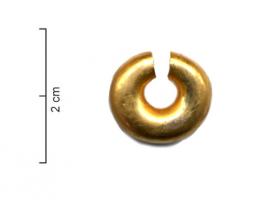 ANO-1039 - Anneau de type penannular-ring, pleinbronze, orTPQ : -1150 - TAQ : -750Anneau ouvert, avec une âme en alliage cuivreux, plaquée d'or, de section ronde; variété sans autre décor visible.