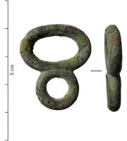 ANO-4019 - Double anneaubronzeRobuste anneau coulé avec deux parties juxtaposées, coulées ensemble : un anneau élargi, ovale, et un anneau circulaire.