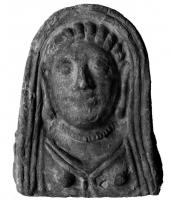 ANT-4019 - Antéfixe : Buste fémininterre cuiteTPQ : 1 - TAQ : 300Antéfixe en forme de buste féminin voilé, la partie de la coiffure visible entre le front et le voile montre une série de côtes; parfois, collier; le buste s'arrête au niveau de la poitrine.