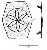 APH-4053 - Applique de harnaisbronzeApplique de forme hexagonale à décor incisé : filets, fleuron à 6 pétales inscrit dans un cercle, personnage en buste...