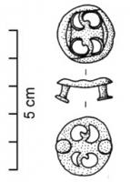 APH-4064 - Applique de harnaisbronzeTPQ : 200 - TAQ : 300Applique circulaire ajourée, les ajours en lunules dégageant deux crosses symétriques.