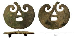 APH-4157 - Applique de harnaisbronzeApplique circulaire découpée en forme de pelte, avec des ajours superposées (triangle et rectangle) et un fleuron sommital; deux fixations pour cuir au revers.