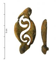 APH-4165 - Applique de harnaisbronzeTPQ : 150 - TAQ : 250Applique en relief plat, sans doute deux pointes de fixation au revers ; en forme de motifs curvilignes affrontés, formant un motif ovale de style végétalisant, ajouré au centre.