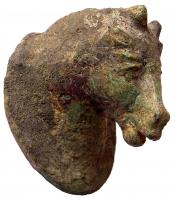 APM-4010 - Applique : tête de chevalbronzeTPQ : 1 - TAQ : 300Applique ovale, creuse dessous, en forme de tête de cheval légèrement tournée sur le côté.
