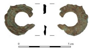 APM-4053 - Applique circulairebronzeApplique circulaire coulée, ornée de cercles concentriques, avec perforation  centrale carrée pour une fixation par clou décoratif ou clavette sur le support en bois.