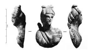 APM-4097 - Applique : buste de DianebronzeBuste féminin, coupé aux épaules et sous la poitrine portant un carquois dépassant derrière l'épaule droite. Elle est vêtue d'une tunique et porte une coiffure en bandeaux verticaux et surmontée de deux 