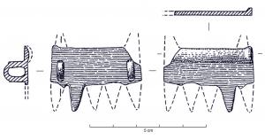 APP-1007 - Applique à bélièrebronzeApplique rectangulaire dont un grand côté est dentelé, l'autre grand côté est renforcé par un bourrelet ; deux bélières circo-rectangulaires au rervers ; aucun décor.