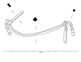 ASC-4013 - Anse de coffretbronzeTPQ : -30 - TAQ : 250Anse à tige de section quadrangulaire dont les deux extrémités se terminent en balustre. Sont également conservés en place et maintenant comme tel par repli de la tige, les pitons de fixation de la poignée à son support.