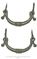 ASC-4015 - Poignée de meublebronzePoignée de coffre, en bronze, équipée à l'origine de deux crampons de fixation; la poignée arquée, toujours robuste, se termine par deux extrémités recourbées bouletées.