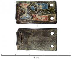 BAC-6021 - Boucle à chape émailléebronzeBoucle sans doute à double fenêtre, chape émaillée, de forme rectangulaire, une extrémité prolongée par une languette repliée sur la barre de la boucle, l'autre percée de deux trous pour fixation sur la ceinture. Le décor représente un personnage féminin en long vêtement stylisé, sur fond rouge et bleu.