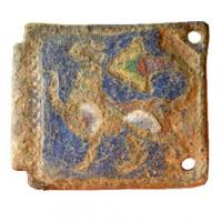 BAC-6032 - Boucle à chape émaillée : lion ou manticorebronzeBoucle sans doute à double fenêtre, plaque rectangulaire (presque carrée) ornée d'émaux champlevés représentant un animal (lion) ou être fabuleux (manticore : monstre à corps de lion, tête humaine et queue de scorpion) vers la gauche : la patte antérieure levée, la queue formant un large triangle ; deux rivets de fixation pour la ceinture.
