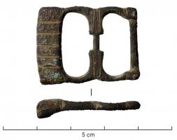 BAC-9055 - Boucle à chapebronze doréBoucle à double fenêtre, repos de l'ardillon massif et orné de filets transversaux. L'ardillon s'articulait à la chape à l'aide d'une barre transversale arrière réduite ; légers ergots aux angles.