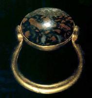 BAG-2001 - Bague à cabochonor, pierreBague à jonc en étrier, fixé de chaque côté d'un cabochon bombé sur une monture d'or.