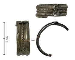 BAG-3041 - Bague ibériqueargentAnneau rubané, cannelé et guilloché sur toute la surface, interrompue par un motif rapporté en double spirale.