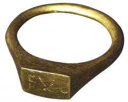 BAG-4015 - BagueorBague en or à chaton massif et placé dans un prolongement de l'anneau ; la surface plate du chaton rectangulaire porte une inscription gravée ou pointillée.
