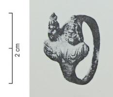 BAG-4243 - Bague avec bustes : Isis et SarapisbronzeTPQ : 100 - TAQ : 300Bague coulée, chaton légèrement aplati, d'où émerge en haut-relief deux bustes juxtaposés d'Isis et de Sarapis, sous la forme d'un homme barbu, vêtement plissé couvrant le torse, coiffé du kalathos.