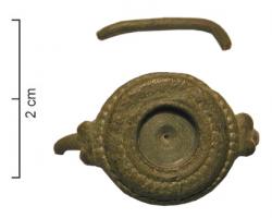 BAG-5037 - Bague sigillairebronzeBague à chaton plat, circulaire, creusé d'un vide centré pour une inclusion (intaille ?); jonc filiforme, rattaché au chaton par un groupe de 3 globules.