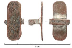 BAG-9129 - Bague à plaque rectangulaire rapportéebronzeBague à simple anneau plat, fixé par brasure au revers d'une grande plaque rectangulaire aux coins arrondis, ornée de reliefs dans un style 