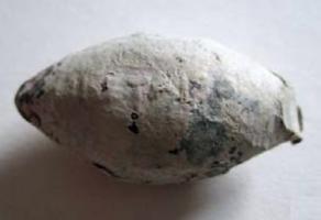 BAL-3039 - Balle de fronde : [[FILETAIRO]]plombBalle de fronde ovoïde coulée, inscription moulée [[FILETAIRO]].