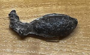 BAL-3116 - Balle de fronde : Q SERT PROCOSplombBalle de fronde moulée, avec une inscription moulée : Q SERT PROCOS.