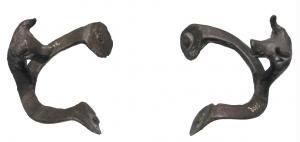 BAS-1003 - Anses de bassinbronzeBassin à anses fixes rivées, plates, ornées d'une tête de taureau. 