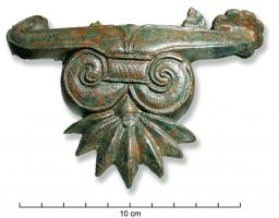 BAS-3003 - Bassin à anses anthropomorphesbronzeBassin dont l'anse est composé d'une palmette à deux volutes supportant un personnage armé d'un glaive.