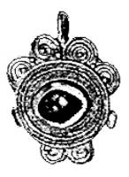 BCO-5024 - Boucle d'oreille filigrannéeor, pierreBoucle d’oreille à grand pendant ovale, avec cabochon ovale au milieu, entouré de filigrane simple et torsadé en alternance. En haut, quatre rondelles portant des filigranes en spirales, deux autres en bas. Deux bélière sur les deux côtés.
L’attache pour l’oreille est un fil simple recoubé, fixé au revers en haut au
milieu
