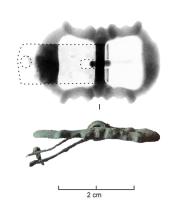 BOC-8019 - Boucle cintréecuivreBoucle à double fenêtre, cintrée, dont les traverses externes sont élargies et arrondies, alors que les traverses latérales sont concaves et dentelées. Traverse centrale solidaire.