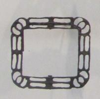 BOC-9034 - BouclebronzeBoucle quadrangulaire, aux angles arrondis, constituée de trois cadres inscrits, reliés par de petits éléments transversaux au centre de chaque côté, avec des cercles sécants aux angles.