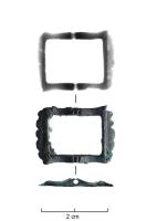 BOC-9040 - Boucle compositecuivreBoucle avec une traverse centrale pivotante détachable, insérée dans des cavités ménagées au centre des traverses latérales. Le cadre est rectangulaire, avec des traverses externes aplaties ondulées. Le profil est plat d'un côté, en relief de l'autre.