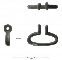 BOH-4013 - Boucle de harnaisbronzeTPQ : 100 - TAQ : 300Boucle à section lenticulaire, à arc très outrepassé, prolongée sur les côtés par deux anneaux plats, nettement circulaires.