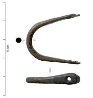 BOH-4016 - Boucle de harnaisbronzeBoucle en D, de section circulaire, barre transversale rapportée sur des pattes à peine écrasées, marquées de petites incisions.