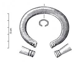 BRC-1139 - Bracelet à tige creuse atypiquebronzeBracelet à tige creuse et à tampons plus ou moins développés, dont les caractéristiques ne permettent pas leur classement dans un type particulier.